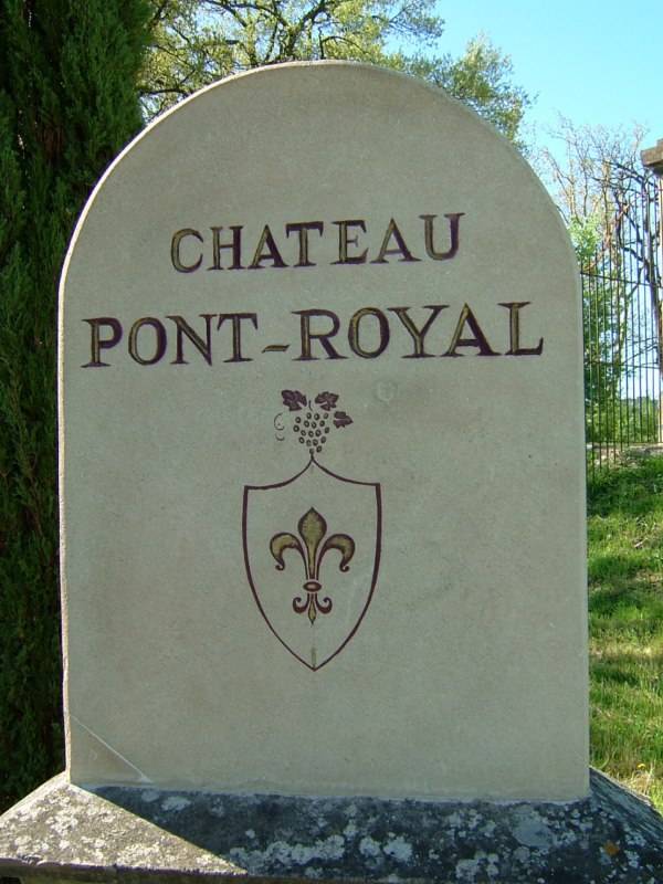 Blason du Château Pont Royal gravé dans la pierre
