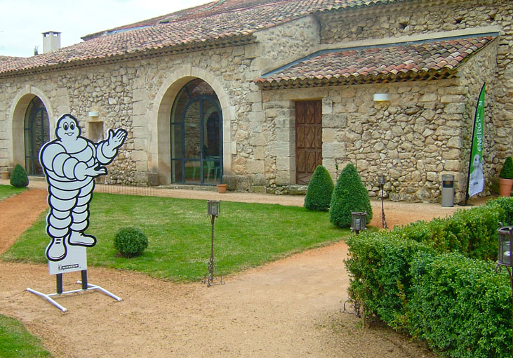 Accueil des participants avec kakémonos et images publicitaires