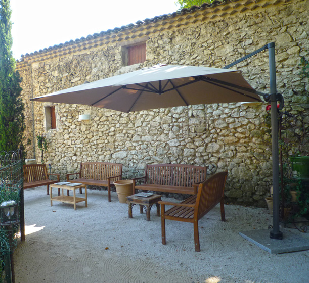 Espace fumeurs avec bancs