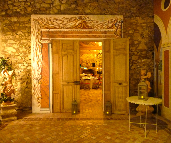 Notre salon d'accueil avec vestiaires et toilettes