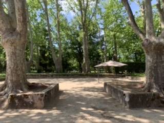 Entrée majestueuse devant la façade du chateau