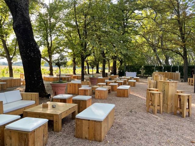 Meubles en bois beau mariage dans le parc