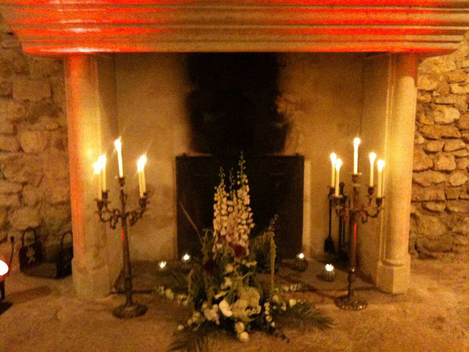 chandeliers et fleurs décor cheminée