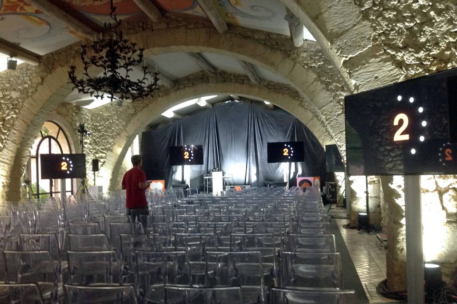 Plénière chaises plexiglass plus Régie Salle Royale