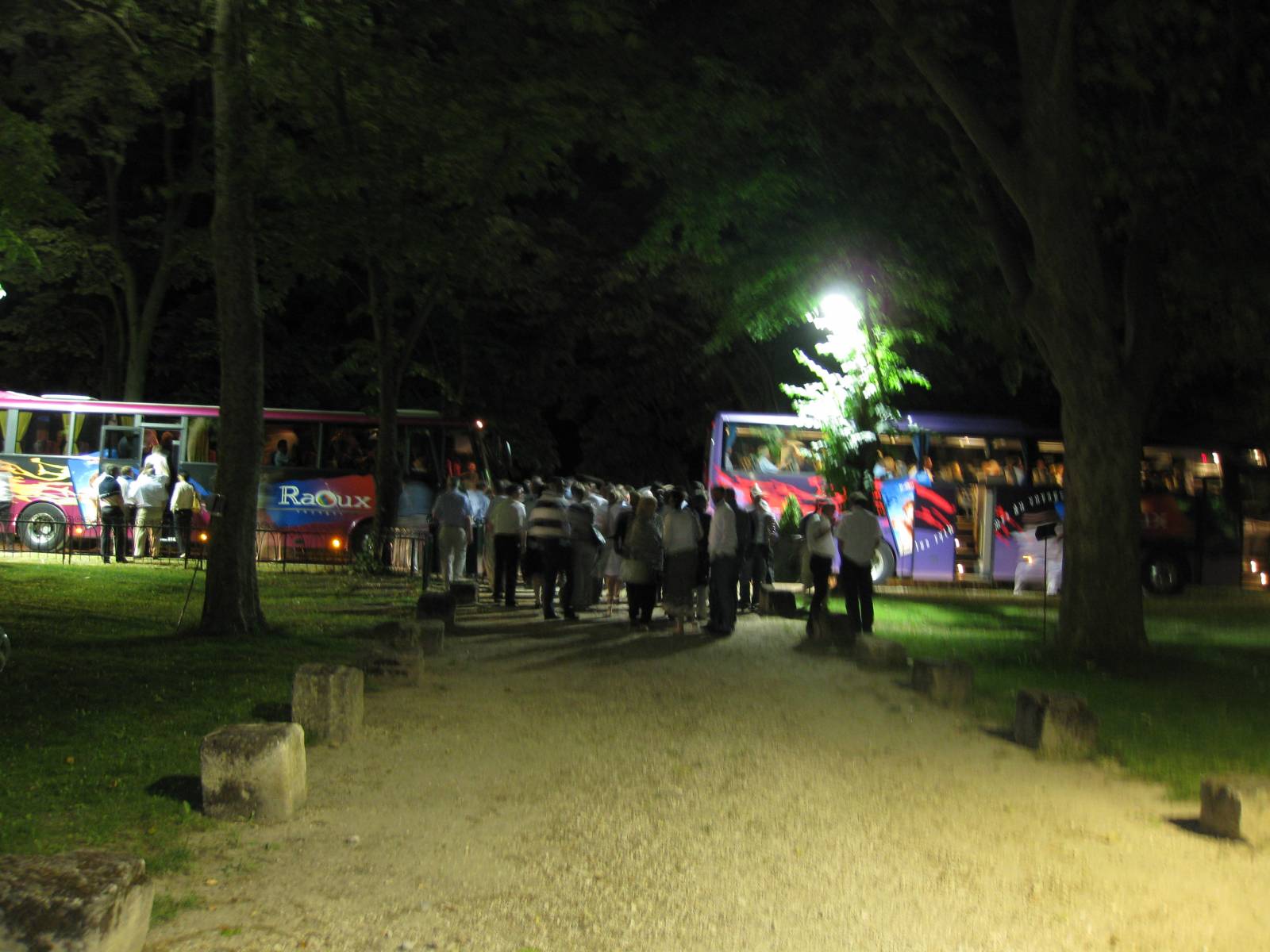 Arrivée des bus devant le grand portail