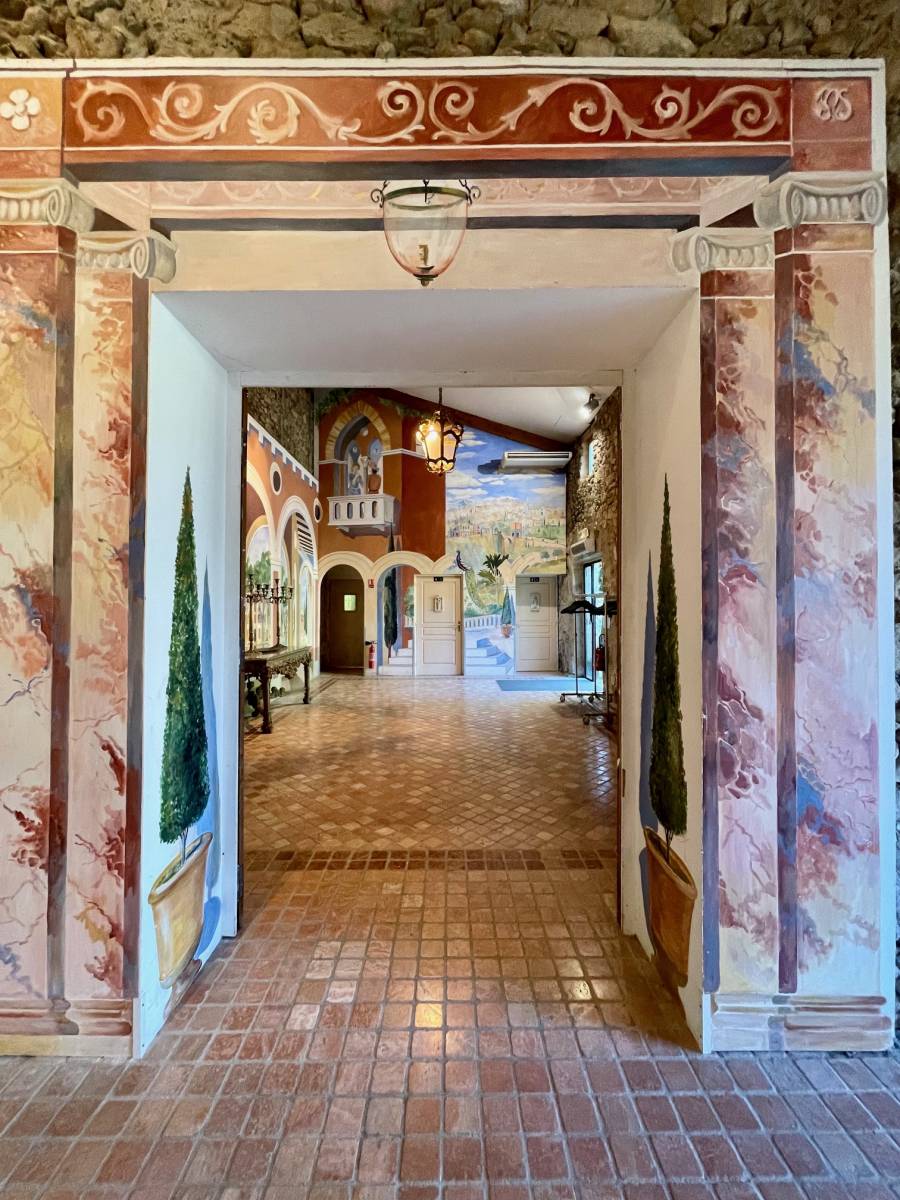 L'entrée de nos salons avec vestiaires 