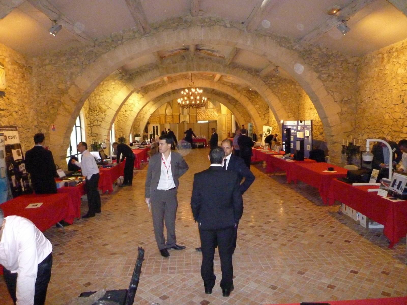 Exposition de matériel et showroom avec des acheteurs sur site