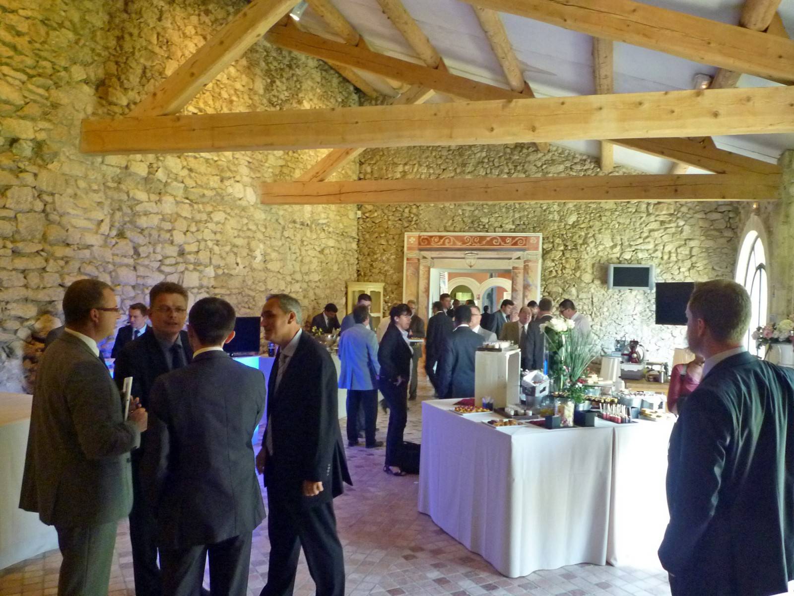 Cocktail déjeunatoire debout après réunion