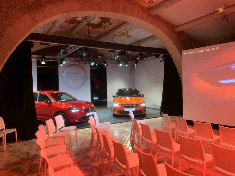 Salle Plénière avec Scène, podium, 100 chaises plus 4 voitures